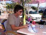 Vi er nået til Playa de San Juan, hvor vi får en portion is på en fortovsrestaurant. Vi er nået til Playa de San Juan, hvor vi får en portion is på en fortovsrestaurant.