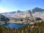 På vej ned mod Ruwau Lake. I baggrunden ses Saddlerock Lake, og bjerget til højre er Mount Goode på 3988 m.