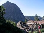 Fra La Laja går det godt 500 m op til Roque Argando (sidste gang kom vi fra den modsatte side). Her er vi kommet ca. halvvejs op, hvor der ligger en ruin, som hedder Casa del Manco. Fra La Laja går det godt 500 m op til Roque Argando (sidste gang kom vi fra den modsatte side). Her er vi kommet ca. halvvejs op, hvor der ligger en ruin, som hedder Casa del Manco.