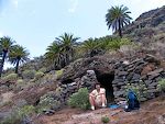Frokostpause ved en af de mange stenhytter/huler, som man kan finde overalt på La Gomera. Frokostpause ved en af de mange stenhytter/huler, som man kan finde overalt på La Gomera.