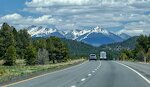 Vi nærmer os Flagstaff med de sneklædte San Francisco Peaks, hvis højeste top er på 3852 m. Vi nærmer os Flagstaff med de sneklædte San Francisco Peaks, hvis højeste top er på 3852 m.