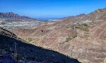Nord for os, på den anden side af Barranco de los Juncos går der en smal vej, som er del af Ruta de las Presas. Den skulle være meget flot, men også ret nervepirrende, da den de fleste steder er så smal, at to biler ikke kan passere hinanden. Nord for os, på den anden side af Barranco de los Juncos går der en smal vej, som er del af Ruta de las Presas. Den skulle være meget flot, men også ret nervepirrende, da den de fleste steder er så smal, at to biler ikke kan passere hinanden.