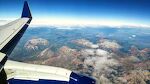 Vi flyver over Rocky Mountains på vej fra Los Angeles til Denver. Vi befinder os her nær Crested Butte. Vi mener bjerget til venstre er Ragged Peak og til højre Capitol Peak. Vi flyver over Rocky Mountains på vej fra Los Angeles til Denver. Vi befinder os her nær Crested Butte. Vi mener bjerget til venstre er Ragged Peak og til højre Capitol Peak.