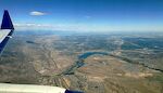 Vi er kommet over Rocky Mountains og kan se højhusene i Denvers centrum til højre i billedet. Den store sø er Chatfield Reservoir. Vi er kommet over Rocky Mountains og kan se højhusene i Denvers centrum til højre i billedet. Den store sø er Chatfield Reservoir.