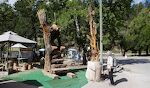 I udkanten af Keystone finder vi 'Dahl's Chainsaw Art', etableret af Jarrett Dahl, som lærte kunsten i 2004 under et ophold i Alaska. I udkanten af Keystone finder vi 'Dahl's Chainsaw Art', etableret af Jarrett Dahl, som lærte kunsten i 2004 under et ophold i Alaska.