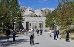 Vi fortsætter til Mount Rushmore og er nu på vej op til et primære udsigtspunkt, som kaldes 'the Grand View Terrace', sammen med en masse andre besøgende. Vi fortsætter til Mount Rushmore og er nu på vej op til et primære udsigtspunkt, som kaldes 'the Grand View Terrace', sammen med en masse andre besøgende.
