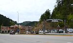 Vi er kørt til den gamle western by, Deadwood, kendt fra TV serien af samme navn. Den ligger nordvest for Rapid City, ca. 67 km fra vores hus. Vi er kørt til den gamle western by, Deadwood, kendt fra TV serien af samme navn. Den ligger nordvest for Rapid City, ca. 67 km fra vores hus.