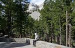 Udsigt til præsidenthovederne fra Borglum View Terrace på Presidential Trail. Borglum blev født i 1867 og skabte Mt. Rushmore skulpturerne fra 1927 til sin død i 1941. Hans søn, Lincoln Borglum, fortsatte arbejdet i endnu en sæson. Udsigt til præsidenthovederne fra Borglum View Terrace på Presidential Trail. Borglum blev født i 1867 og skabte Mt. Rushmore skulpturerne fra 1927 til sin død i 1941. Hans søn, Lincoln Borglum, fortsatte arbejdet i endnu en sæson.