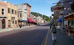 Vi vender om og går tilbage ad Main Street. Byen har fået nyt liv, efter man i 1989 tillod kasinospil, og byen minder os i dag om Cripple Creek i Colorado med kasinoer i mange af de gamle bygninger. Vi vender om og går tilbage ad Main Street. Byen har fået nyt liv, efter man i 1989 tillod kasinospil, og byen minder os i dag om Cripple Creek i Colorado med kasinoer i mange af de gamle bygninger.