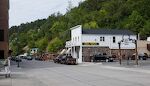 Vi går fra besøgscenteret hen ad Deadwoods Main Street, og det første hus, vi kommer til er 'Mr. Wu's'. Mr. Wu er kineseren i TV serien 'Deadwood'. Læs om virkeligheden bag TV serien på <grunge.com + //www.grunge.com/147158/the-disturbing-true-stories-that-inspired-deadwood/>. Vi går fra besøgscenteret hen ad Deadwoods Main Street, og det første hus, vi kommer til er 'Mr. Wu's'. Mr. Wu er kineseren i TV serien 'Deadwood'. Læs om virkeligheden bag TV serien på <grunge.com + //www.grunge.com/147158/the-disturbing-true-stories-that-inspired-deadwood/>.