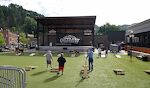 Midt i Deadwood er der en plads, som kaldes Outlaw Square. Her afholdes mange forskellige begivenheder, og i dag foregår 'the Third Annual Outlaw Square Cornhole Classic Shoot Out'. Midt i Deadwood er der en plads, som kaldes Outlaw Square. Her afholdes mange forskellige begivenheder, og i dag foregår 'the Third Annual Outlaw Square Cornhole Classic Shoot Out'.