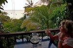 Om aftenen spiser vi for an gangs skyld ude. Vi er her på restaurant 'Sol Food', som ligger lige oven for Playa Grandi. Om aftenen spiser vi for an gangs skyld ude. Vi er her på restaurant 'Sol Food', som ligger lige oven for Playa Grandi.