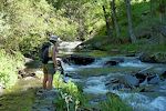 Den lave vandkanal (acequia baja) ender ved floden, Rio Mecina Bombarón. Herfra går vi op til den øvre kanal (acequia alta) ad skråningen til venstre. Den er stejl, og stien er svær at følge.