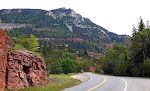 Da vi ankommer til byen Ouray er det overskyet, og luften er meget diset. Da vi ankommer til byen Ouray er det overskyet, og luften er meget diset.