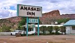 Vi gør holdt ved Anasazi Inn. 'Anasazi' er navnet på de indianere, der boede i området før Navajo og Hopi indianerne, og som bl.a. byggede klippeboligerne i Mesa Verde. Vi gør holdt ved Anasazi Inn. 'Anasazi' er navnet på de indianere, der boede i området før Navajo og Hopi indianerne, og som bl.a. byggede klippeboligerne i Mesa Verde.