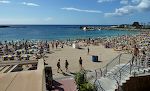 Gunhild på vej gennem mylderet på Playa Amadores for at tage en dukkert i den flotte bugt.