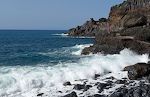 Som på de fleste strande på La Palma er der ingen sand, kun lavasten og en voldsom brænding. Men flot er det.