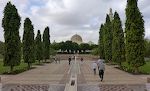 Moskéen blev bygget af Sultan Qaboos (Omans hersker siden 1970) i løbet af 1994-2001 og ligger i en flot anlagt have.