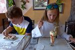 Men først spiser vi is på en restaurant ved indgangen til souken.