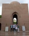 Ved indgangen til 'Grand Mosque' med den store kuppel i baggrunden.