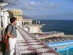 I Lido området, som ligger lidt vest for hovedstaden Funchal, er der et meget populært havbad, men lige nu er det lidt for koldt for de fleste turister.