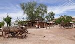 Da alle var kommet velbeholdne gennem Hole in the Rock, over Colorado floden og op på den anden side, valgte man at slå sig ned i Bluff. Gunhild kigger på et af de originale huse, som pionererne byggede i Bluff.