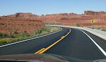 Vi nærmer os den nordlige indkørsel til Valley of the Gods (ved det brune skilt). Man kan køre et loop på godt 36 km gennem Valley of the Gods til den sydlige indkørsel (Hwy 261), heraf 26 km på en ujævn grusvej.