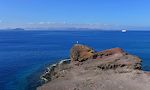 Der er en flot udsigt til Fuerteventura og den lille ø Isla de Lobos til venstre fra spidsen af pynten. Der er en flot udsigt til Fuerteventura og den lille ø Isla de Lobos til venstre fra spidsen af pynten.