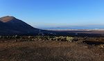 Første morgen: Udsigt fra terrassen til Playa Blanca med øen Fuerteventura i baggrunden. Første morgen: Udsigt fra terrassen til Playa Blanca med øen Fuerteventura i baggrunden.