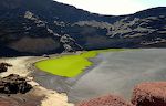 'Charco de los Clicos' eller 'Lago Verde' lige syd for El Golfo er en lille sø bag stranden, som er grøn af alger. 'Charco de los Clicos' eller 'Lago Verde' lige syd for El Golfo er en lille sø bag stranden, som er grøn af alger.