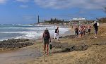 Vi følger vrimlen langs stranden tilbage til fyrtårnet i Maspalomas.