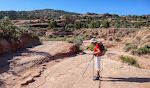 Vi er igen på vej til Cedar Mesa og gør holdt ved Butler Wash Dinosaur Tracks. En kort sti leder os til stedet, hvor sporene skulle findes, men de er ikke nemme at se.
