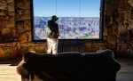 Vi kører først til North Rim's Lodge, som ligger helt ude på kanten af Grand Canyon. Det er ikke et maleri, men et vindue, vi kigger ud af.