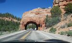 Vest for Bryce Canyon National Park går vejen (Hwy 12) igennem en kort tunnel.