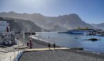 Playa de las Nieves er delt op i to dele af Agaetes gamle mole, 'Antiguo Muelle de Agaete', som ses i baggrunden til venstre. Playa de las Nieves er delt op i to dele af Agaetes gamle mole, 'Antiguo Muelle de Agaete', som ses i baggrunden til venstre.