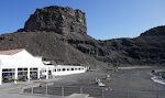 Stranden fortsætter på den anden side af molen foran 'Restaurante Dedo de Dios'. Klippen bag restauranten hedder 'Roque de las Nieves' og korset på toppen 'Cruz de las Nieves'. Stranden fortsætter på den anden side af molen foran 'Restaurante Dedo de Dios'. Klippen bag restauranten hedder 'Roque de las Nieves' og korset på toppen 'Cruz de las Nieves'.