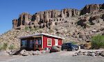 På vej fra Valley Center, CA, til det sydøstlige Utah overnatter vi i denne AirBnB hytte nær Kingman, Arizona. <Klik her @ //moyn.dk/tracks/2024-05-AZ-UT-Rute.html> for at se hele vores rute. På vej fra Valley Center, CA, til det sydøstlige Utah overnatter vi i denne AirBnB hytte nær Kingman, Arizona. <Klik her @ //moyn.dk/tracks/2024-05-AZ-UT-Rute.html> for at se hele vores rute.