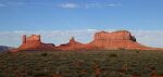 Monument Valley ligger i Navajo indianernes reservat (som i øvrigt er 1½ gange så stort som Danmark), og de har mange boder langs vejen, hvor de sælger tæpper, smykker og lignende til turisterne. Monument Valley ligger i Navajo indianernes reservat (som i øvrigt er 1½ gange så stort som Danmark), og de har mange boder langs vejen, hvor de sælger tæpper, smykker og lignende til turisterne.