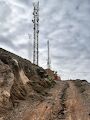 På toppen af bjerget står der et antal antenner. På toppen af bjerget står der et antal antenner.
