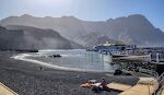Der er en strand inde i havnen, og den hedder naturligvis Playa de las Nieves, 'Snestranden'. Der er en strand inde i havnen, og den hedder naturligvis Playa de las Nieves, 'Snestranden'.