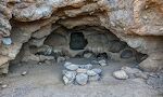 Der skulle være 'rock art' i hulen, men jeg kan ikke få øje på det. Muligvis er det i det inderste rum, hvor det er ret mørkt. Der skulle være 'rock art' i hulen, men jeg kan ikke få øje på det. Muligvis er det i det inderste rum, hvor det er ret mørkt.
