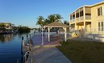 Huset ligger ved en kanal med forbindelse til Key Largo Sound. Vi bor i husets underste etage.