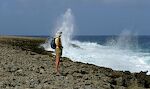 Nogle steder langs kysten er der 'blowholes', som får brændingen til at danne gejsere. Nogle steder langs kysten er der 'blowholes', som får brændingen til at danne gejsere.