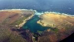 Første indtryk af Curaçao, hvor vi flyver ind langs den golde nordøstkyst. Første indtryk af Curaçao, hvor vi flyver ind langs den golde nordøstkyst.
