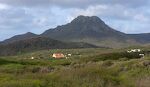 I baggrunden Christoffel Mountain (375 m), og nedenfor ses Savonet Museum, som tidligere var Savonet Plantation eller 'landhuis'.