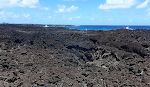 Vi går en tur fra huset over meget ujævn lava mod Cape Kumukahi, Hawaiis østligste punkt.