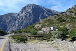 Vi nærmer os Samaria Gorge, men i dag vil vi gå op i stedet for ned. Vi vil op på toppen af det bjerg, der ses forude. Det hedder Gingilos og er 2080 m højt.