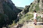 På vej til Katsomatados kigger vi ned i Topolia Gorge.