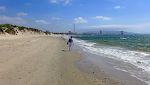 Gunhild søger efter muslingskaller. Algeciras' strand er flot, men omgivelserne er ikke særligt kønne. Der er industrihavn både nord og syd for stranden. Gunhild søger efter muslingskaller. Algeciras' strand er flot, men omgivelserne er ikke særligt kønne. Der er industrihavn både nord og syd for stranden.