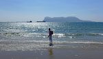 På en indkøbstur til Algeciras går vi en tur på stranden, som ligger lige over for Gibraltar klippen. På en indkøbstur til Algeciras går vi en tur på stranden, som ligger lige over for Gibraltar klippen.